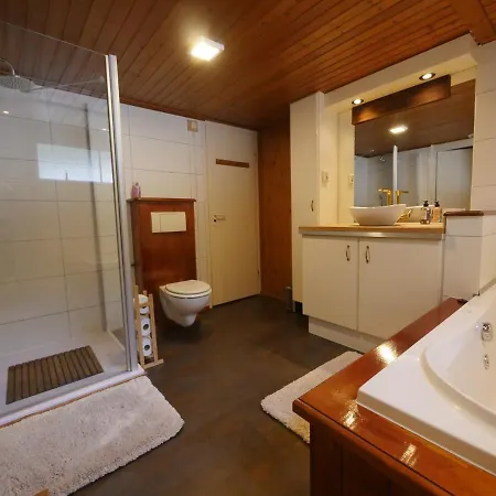 Cosy In The Woods - With Whirlpool, Piano & Fireplace *